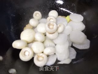 白萝卜烧口蘑的做法步骤：5