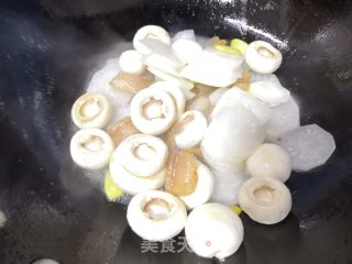 白萝卜烧口蘑的做法步骤：7