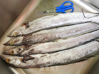 干炸带鱼的做法步骤：1