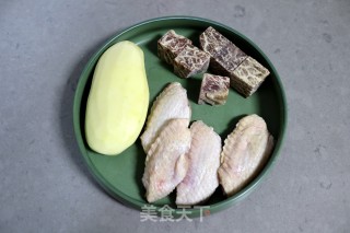 烤鸡翅牛肉土豆块的做法步骤：1