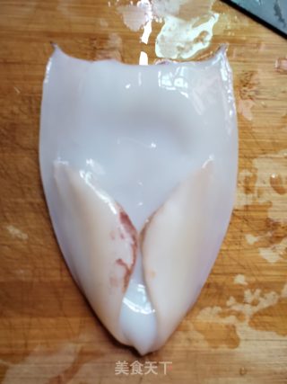鱿鱼炒甜豆的做法步骤：2