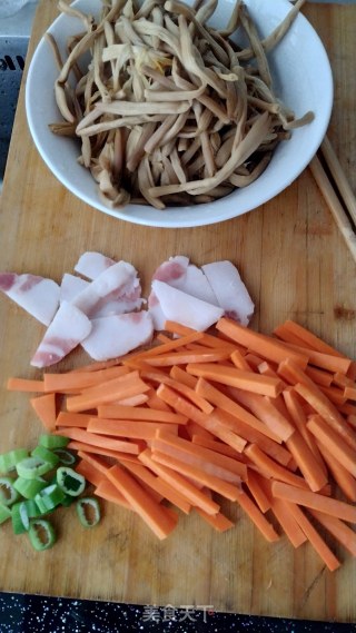 干炒黄花菜的做法步骤：1