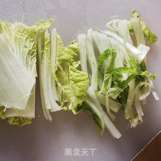 东北家常菜白菜猪肉炖粉条的做法步骤：1
