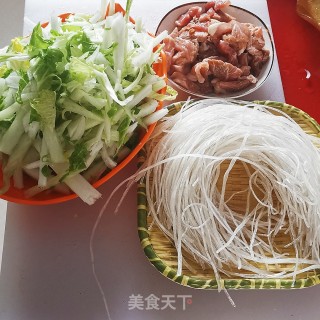 东北家常菜白菜猪肉炖粉条的做法步骤：2