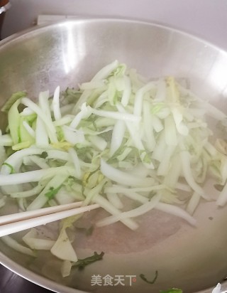 东北家常菜白菜猪肉炖粉条的做法步骤：3