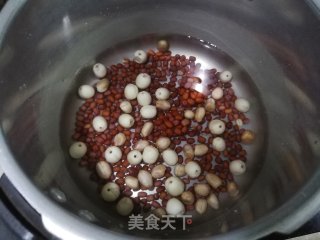 红豆莲子南瓜汤的做法步骤：4