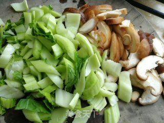 香菇炒青菜的做法步骤：2