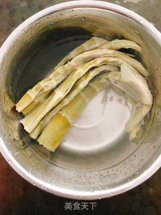 笋干土豆炖肉的做法步骤：1