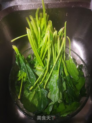 菠菜炒肉的做法步骤：1