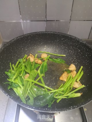 菠菜炒肉的做法步骤：5