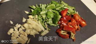 青椒炒虾仁的做法步骤：2