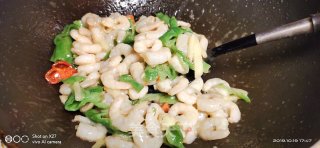青椒炒虾仁的做法步骤：5