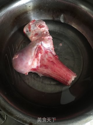 牛筒骨清汤的做法步骤：1