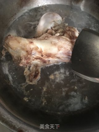牛筒骨清汤的做法步骤：2