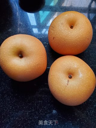 鲜榨梨汁的做法步骤：1