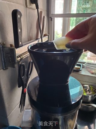鲜榨梨汁的做法步骤：3
