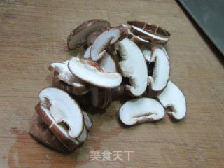 花菇炒鸡胸肉的做法步骤：2