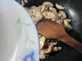 花菇炒鸡胸肉的做法步骤：11