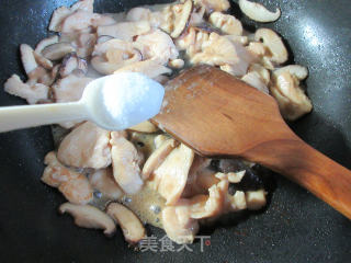 花菇炒鸡胸肉的做法步骤：12