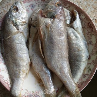红烧黄花鱼的做法步骤：1