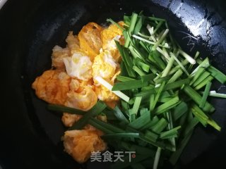 韭菜炒鸡蛋的做法步骤：9