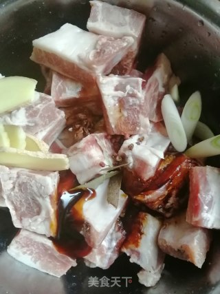 蜜汁排骨的做法步骤：1