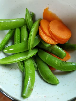甜豆洋葱炒牛肉的做法步骤：2