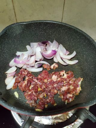 甜豆洋葱炒牛肉的做法步骤：6