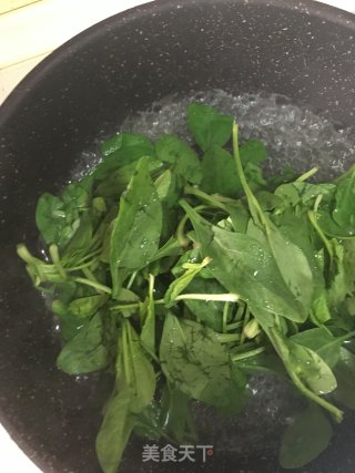 菠菜西红柿鸡蛋牛肉面的做法步骤：1