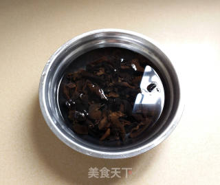 五花肉焖木耳的做法步骤：1