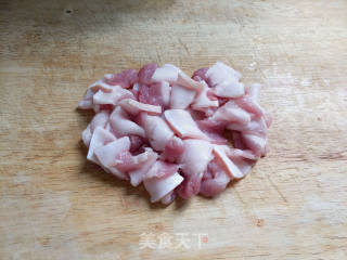 五花肉焖木耳的做法步骤：2