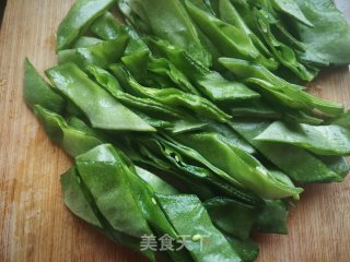 红椒炒眉豆角的做法步骤：2