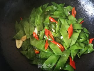 红椒炒眉豆角的做法步骤：8