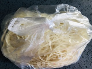 这碗销魂红烧拌面，好吃到舔碗底！的做法步骤：5