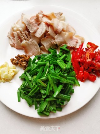 蒜苗回锅肉的做法步骤：2