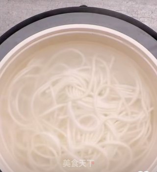 麻辣热汤面的做法步骤：3