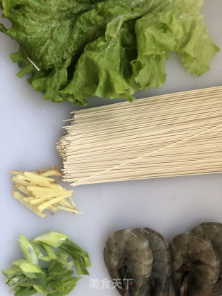 鲜虾鸡蛋面的做法步骤：1