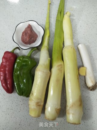 茭白炒三丝的做法步骤：1