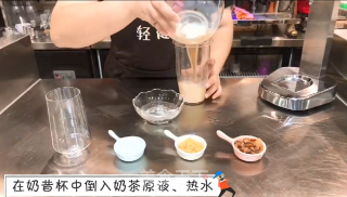 养生热饮︱银耳蹄子奶茶的做法步骤：1