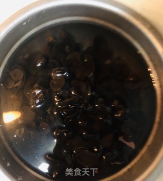 西兰花炒木耳的做法步骤：1