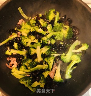 西兰花炒木耳的做法步骤：6
