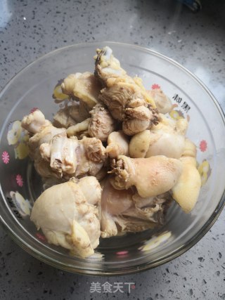 栗子焖鸡的做法步骤：1