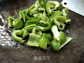 青椒墨鱼片的做法步骤：2