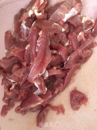 娃娃菜肉丝炒年糕的做法步骤：2