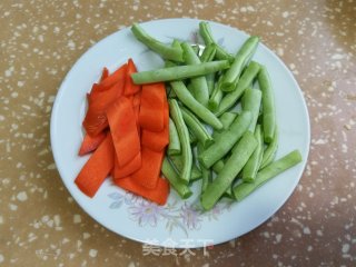 四季豆炒鱿鱼的做法步骤：1
