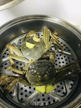 清蒸大闸蟹的做法步骤：1