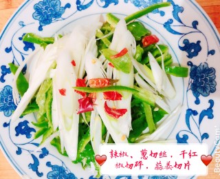 青椒爆肥肠的做法步骤：2