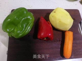 五彩萝卜土豆丝的做法步骤：1