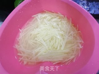 五彩萝卜土豆丝的做法步骤：2