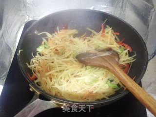 五彩萝卜土豆丝的做法步骤：5